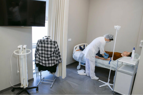 Врач ставит капельницу